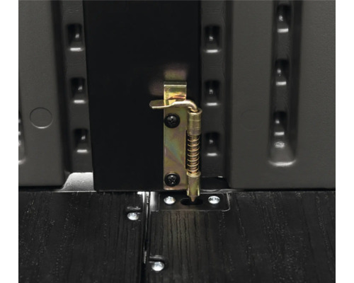 Vue détaillée d'un loquet de fermeture sur une boîte de rangement