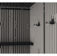 Vue intérieure d'un abri de jardin avec étagère et crochets