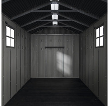 Vue intérieure d'un abri de jardin avec fenêtres et murs en métal.