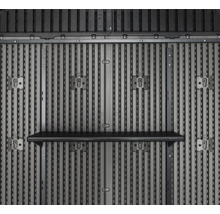 Vue intérieure d'une armoire à outils avec étagère