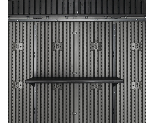 Vue intérieure d'une armoire à outils avec étagère