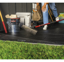 Intérieur de remise de jardin avec outils de jardinage, seau et glacière