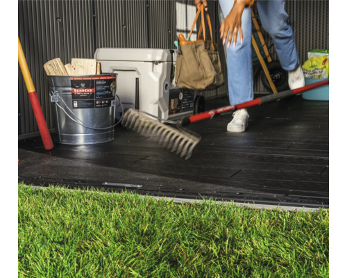 Intérieur de remise de jardin avec outils de jardinage, seau et glacière