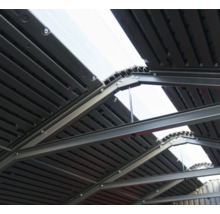 Vue intérieure du toit d'un abri de jardin avec cadre métallique et panneaux de toit