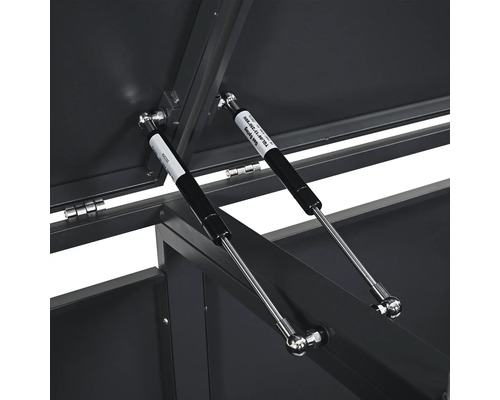 Vue détaillée du couvercle ouvert d'un coffre de jardin avec des ressorts à gaz pour faciliter l'ouverture