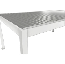 Vue détaillée d'un toit de terrasse en aluminium avec un toit en tôle ondulée