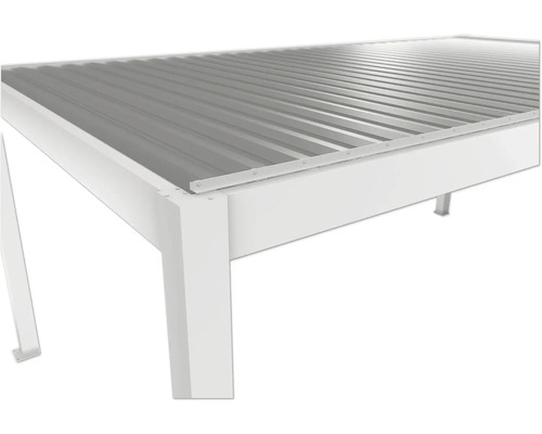 Vue détaillée d'un toit de terrasse en aluminium avec un toit en tôle ondulée