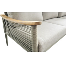 Detailansicht eines Gartensessels mit Holzarmlehne und Seilbespannung