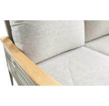 Detailansicht eines Gartensofas mit Holzarmlehne und grauen Kissen