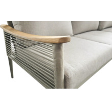 Nahaufnahme eines Sofas mit Holzarmlehne und Seilbespannung