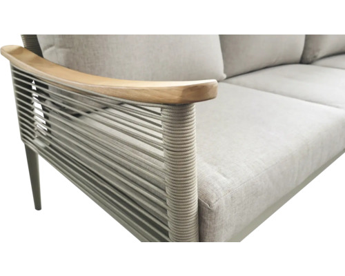 Nahaufnahme eines Sofas mit Holzarmlehne und Seilbespannung