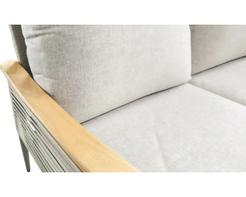Nahaufnahme eines Sofas mit Holzarmlehne und hellen Polstern