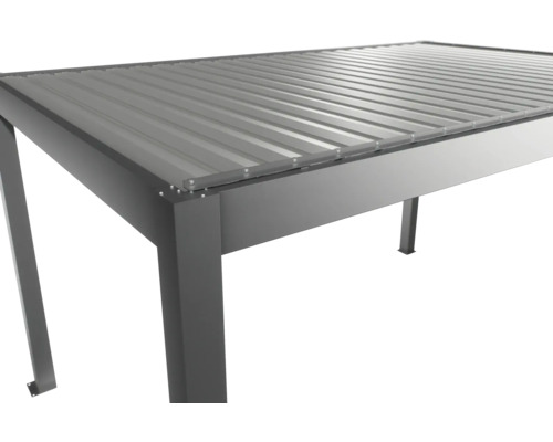 Vue détaillée d'un toit de terrasse avec des lamelles en aluminium