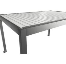 Vue détaillée d'un toit de terrasse gris avec toit à lames