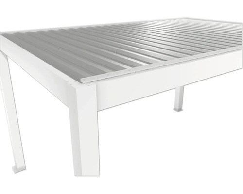 Detailansicht einer weissen Terrassenüberdachung mit Lamellendach