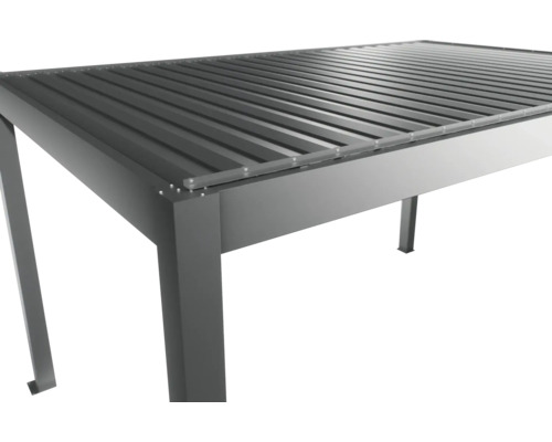 Vue détaillée d'un toit de terrasse gris avec un toit à lamelles