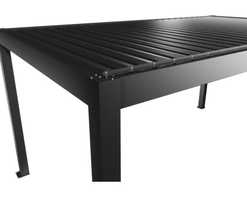 Detailansicht einer schwarzen Terrassenüberdachung.