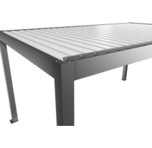 Detailansicht einer grauen Terrassenüberdachung mit Lamellendach