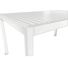 Nahaufnahme eines weißen Aluminiumtisches mit Lamellenstruktur