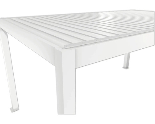 Nahaufnahme eines weißen Aluminiumtisches mit Lamellenstruktur