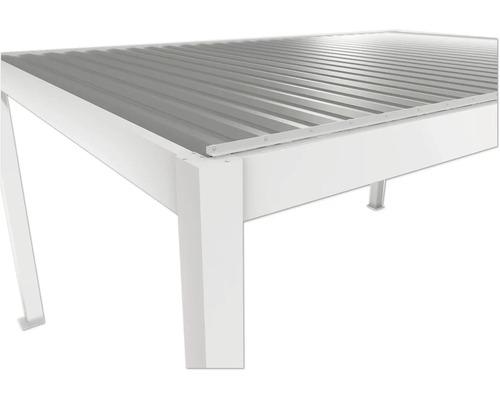 Vue détaillée d'un toit de terrasse blanc avec un toit en métal