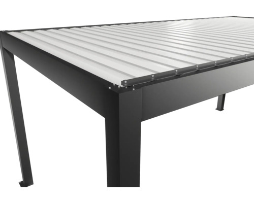 Detailansicht einer schwarzen Terrassenüberdachung mit Lamellendach