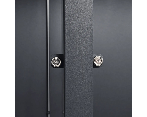 Detailansicht eines Torrahmens mit Schrauben