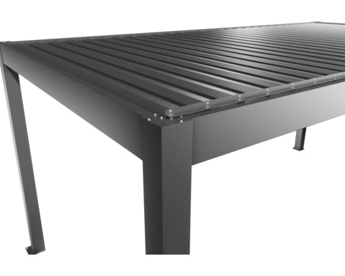 Detailansicht eines Metallpavillons mit Lamellendach