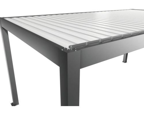 Detailansicht eines Pavillons mit stabilen Stützpfosten und lichtdurchlässigem Dach