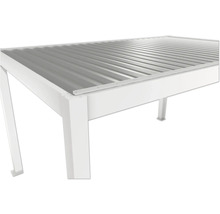 Detailansicht eines weißen Pavillons mit Metalldach