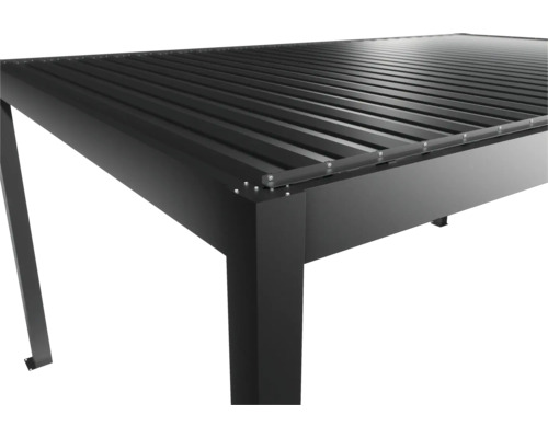 Detailansicht einer schwarzen Aluminium Pergola mit Lamellendach.
