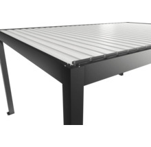 Vue détaillée d'un toit de terrasse avec structure métallique et toit à lamelles