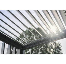 Vue détaillée d'une pergola à lames en métal avec lames réglables