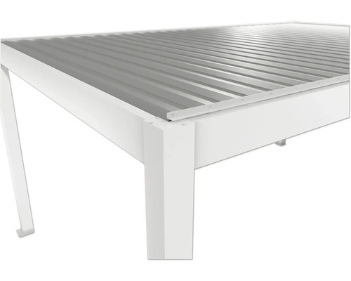 Detailansicht eines Pavillons mit Metalllamellendach und weißen Rahmen