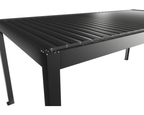 Detailansicht einer schwarzen Terrassenüberdachung aus Metall