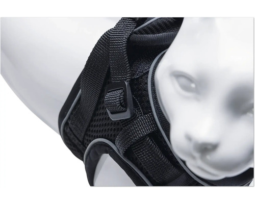 Harnais pour chat noir sur un mannequin de chat