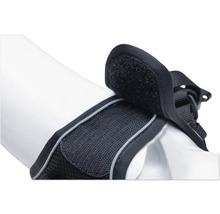 Gros plan d'un harnais pour chien noir avec fermeture velcro