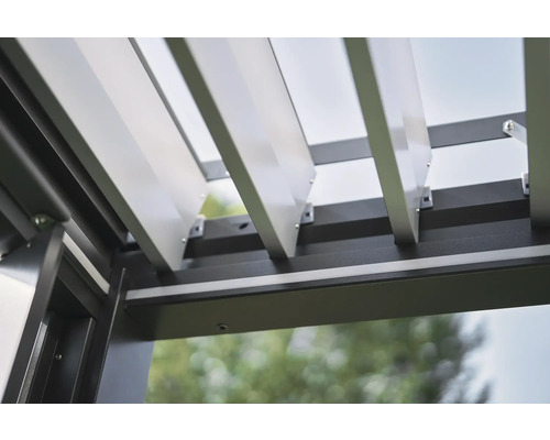Detailansicht einer grauen Aluminium-Pergola mit Lamellendach