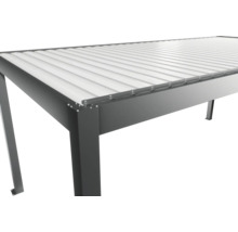 Detailansicht eines Carports mit Metallstruktur und Lamellendach