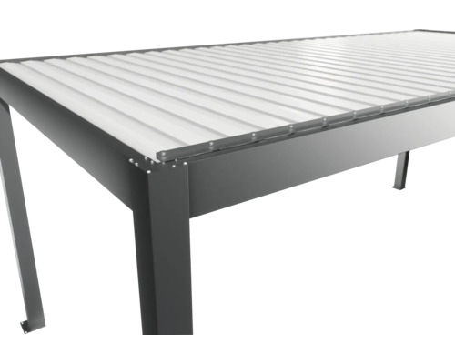 Detailansicht eines Carports mit Metallstruktur und Lamellendach