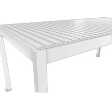 Weisser Gartentisch mit Lamellenstruktur