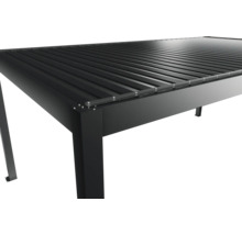 Vue détaillée d'un toit de terrasse noir avec toit à lamelles