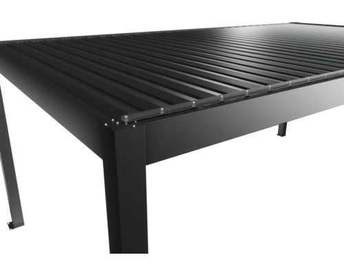 Vue détaillée d'un toit de terrasse noir avec toit à lamelles