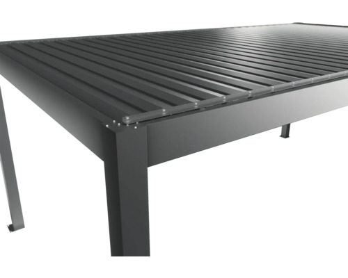 Vue détaillée d'un toit de terrasse gris avec toit à lamelles