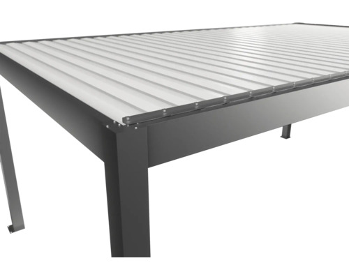 Detailansicht eines Metall-Pavillons mit Lamellendach