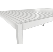 Detailansicht eines Terrassendachs mit Stahlrahmen und Lamellendach