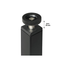 Pied de meuble réglable avec une hauteur maximale de 20 mm.