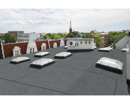 Toit plat avec fenêtres de toit et vue sur la ville