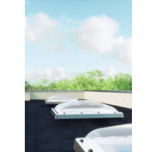 Plusieurs fenêtres de toit sur un toit avec vue sur le ciel