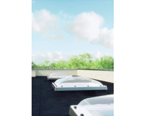 Plusieurs fenêtres de toit sur un toit devant un ciel bleu